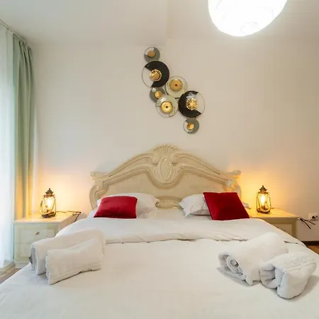 Spacious 3 5* Mansion Near Muzeului Square. Free Parking * Cluj-Napoca