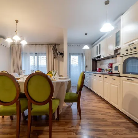 Spacious 3 5* Mansion Near Muzeului Square. Free Parking